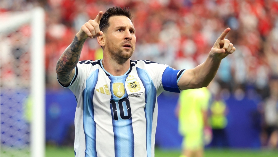  Lionel Messi #10 of Argentina celebrates after scoring his team's first goal during the FIFA World Cup 2026 Group J match between Argentina and Austria at Dallas Stadium on June 22, 2026 in Arlington, Texas.   Charlotte Wilson/Getty Images/AFP (Photo by Charlotte Wilson / GETTY IMAGES NORTH AMERICA / Getty Images via AFP)