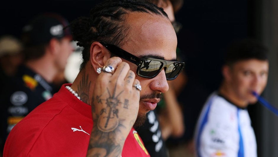 Come ha fatto Hamilton a guidare con un disco cervicale lesionato? L’esperto: “Un alieno”