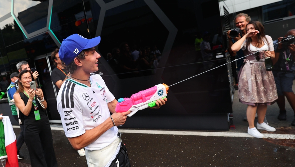 epa13070807 Mercedes driver Andrea Kimi Antonelli of Italy sprays champagne out of a  water pistol as celebrates his third place after the 2026 Formula 1 Austrian Grand Prix at the Red Bull Ring race track in Spielberg, Austria, 28 June 2026.  EPA/ANNA SZILAGYI