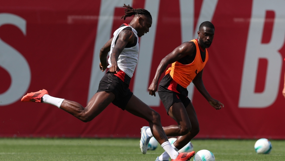  Rafael Leao and Fikayo Tomori of AC Milan compete for the ball during at AC Milan training session at Milanello sports center at Milanello on July 15, 2025 in Cairate, Italy. (Photo by Claudio Villa/AC Milan via Getty Images)