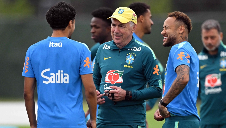 Brazil's Italian head coach Carlo Ancelotti (C) and Brazil's forward #10 Neymar (R) take part in a training session at the Columbia Park Training Facility in Morristown, New Jersey on June 22, 2026, during the 2026 World Cup football tournament.  (Photo by Mauro PIMENTEL / AFP)