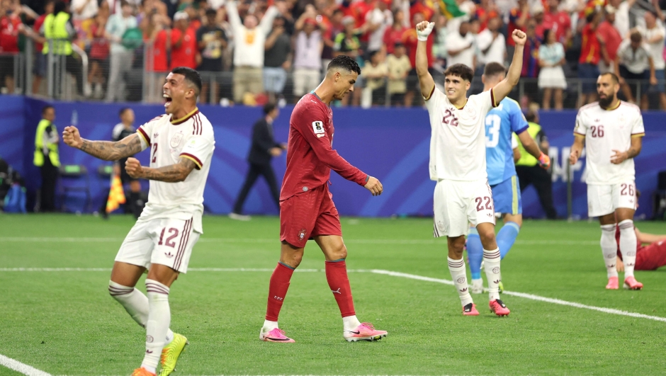 ARLINGTON, TEXAS - JULY 06: Cristiano Ronaldo #7 of Portugal reacts after the 0-1 loss as Spain players celebrate during the FIFA World Cup 2026 Round of 16 match between Portugal and Spain at Dallas Stadium on July 06, 2026 in Arlington, Texas.   Florencia Tan Jun/Getty Images/AFP (Photo by Florencia Tan Jun / GETTY IMAGES NORTH AMERICA / Getty Images via AFP)