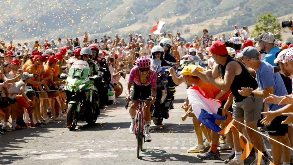 epa13110856 Ecuadorian cyclist Richard Carapaz of EF Education - EasyPost in action during Stage 10 of the Tour de France, a 166.6 km route from Aurillac to Le Lioran, France, 14 July 2026.  EPA/YOAN VALAT