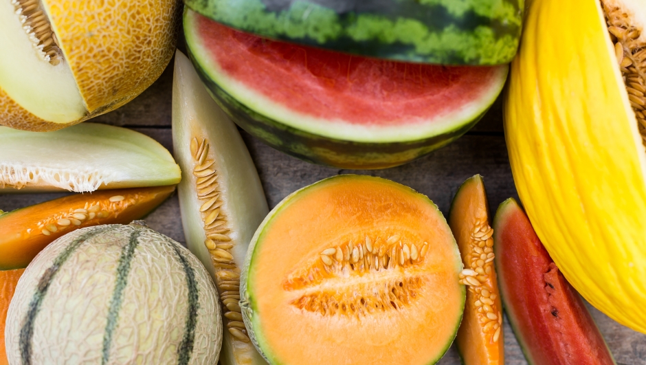 Anguria, melone e pesche fanno davvero ingrassare? Come dosarle secondo l'esperto