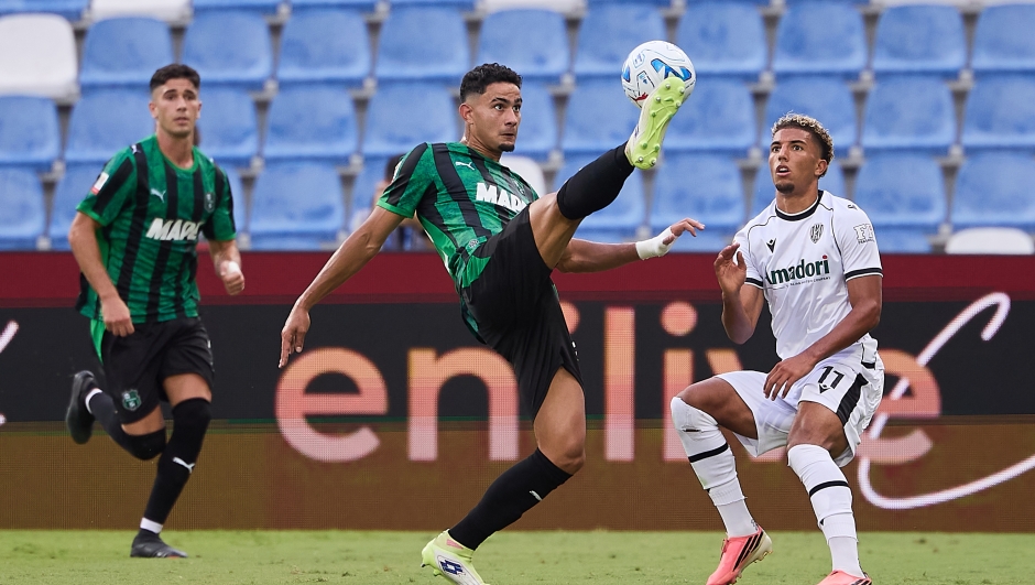  Simone Cinquegrano of US Sassuolo competes for the ball with Maat Caprini of Cesena during the Coppa Italia match between Sassuolo Calcio and Cesena FC at Mapei Stadium - Citta' del Tricolore on August 17, 2026 in Reggio nell'Emilia, Italy. (Photo by Emmanuele Ciancaglini/Getty Images)