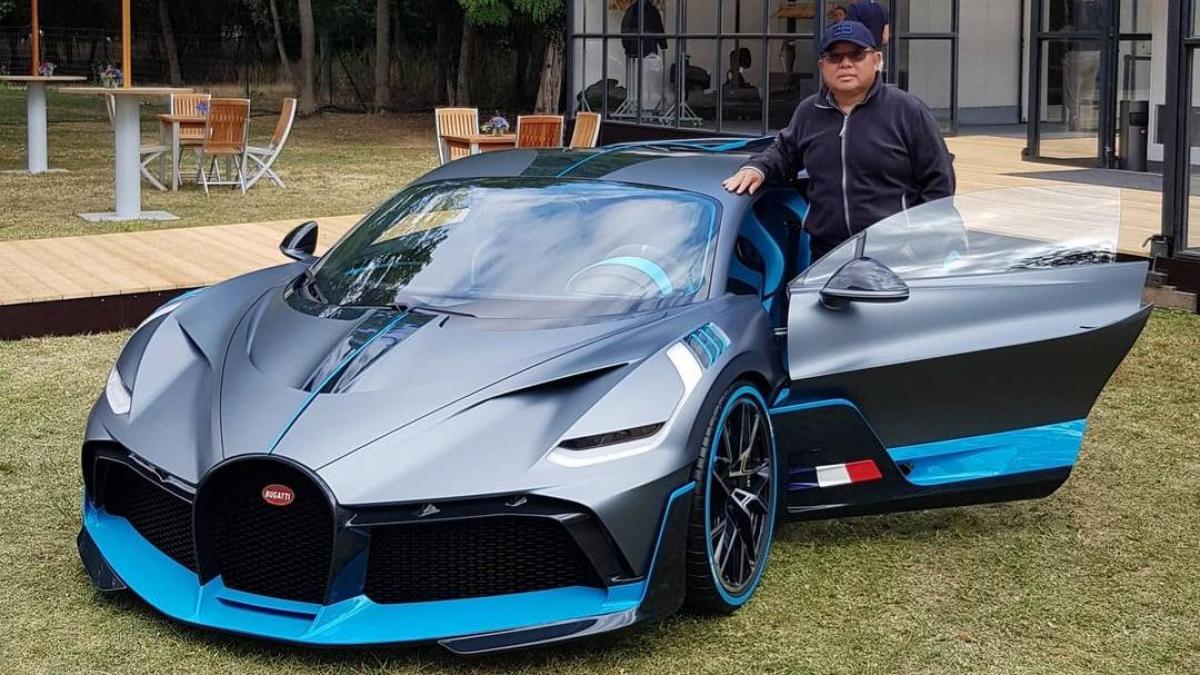 Ha Bugatti e Ferrari ma va al lavoro con un Suv 