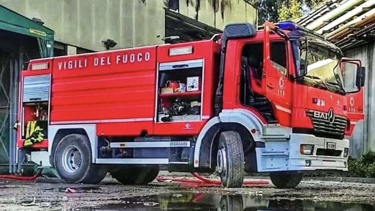 Scontro frontale tra camion dei vigili del fuoco e un Scontro frontale tra camion dei vigili del fuoco e un