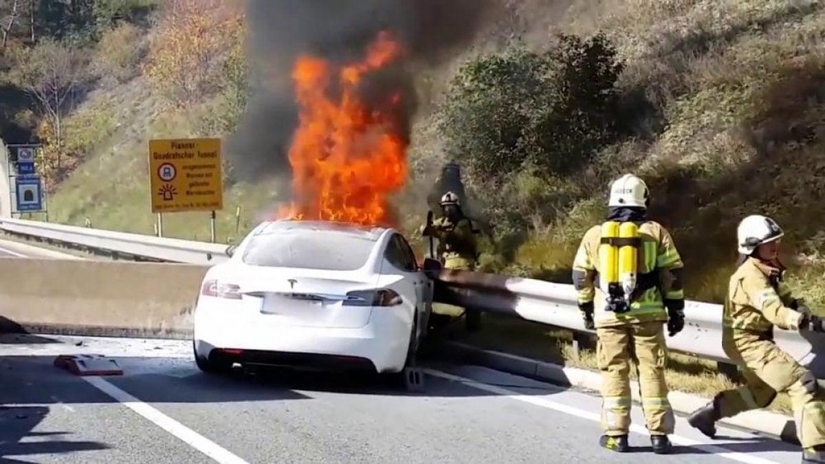 Incendi auto elettriche: come intervengono i Vigili del fuoco
