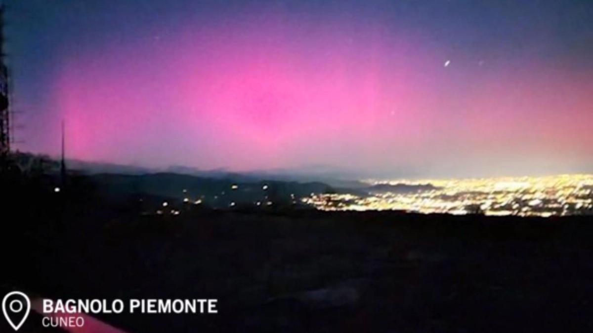 Aurora boreale in Italia, 5 novembre: le foto del cielo rosso e viola