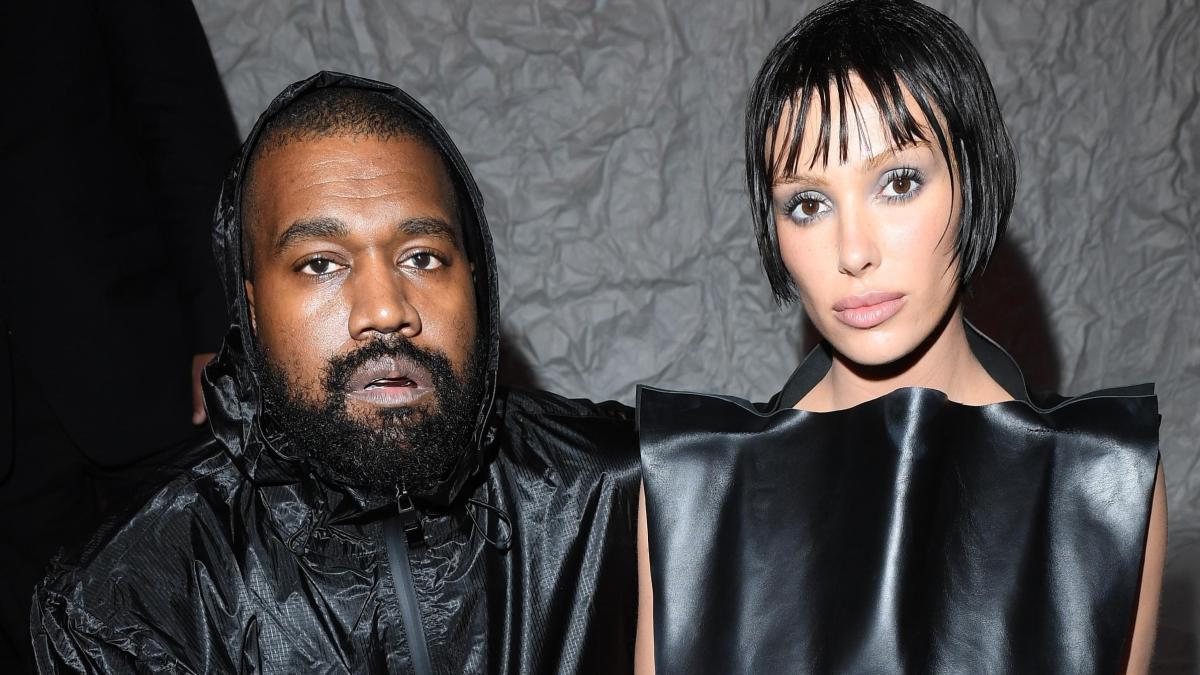 Bianca Censori e Kanye West, look troppo hot alle sfilate di Parigi