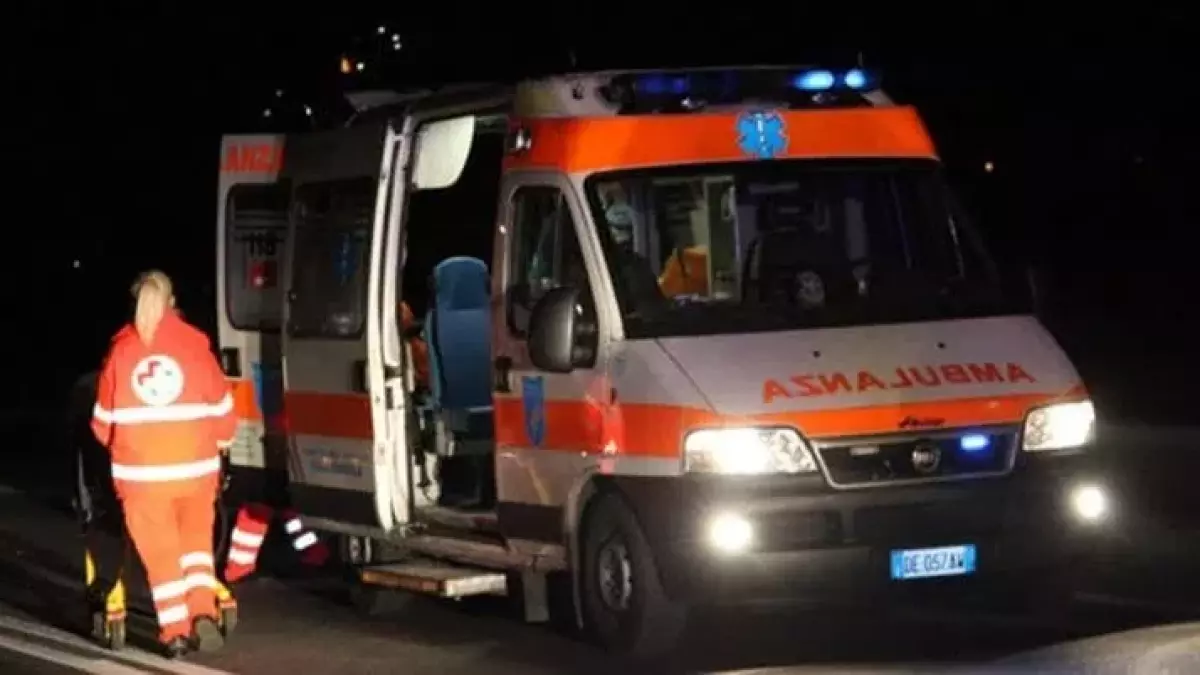 Balla ubriaca in autostrada e prende a calci un medico: arrestata