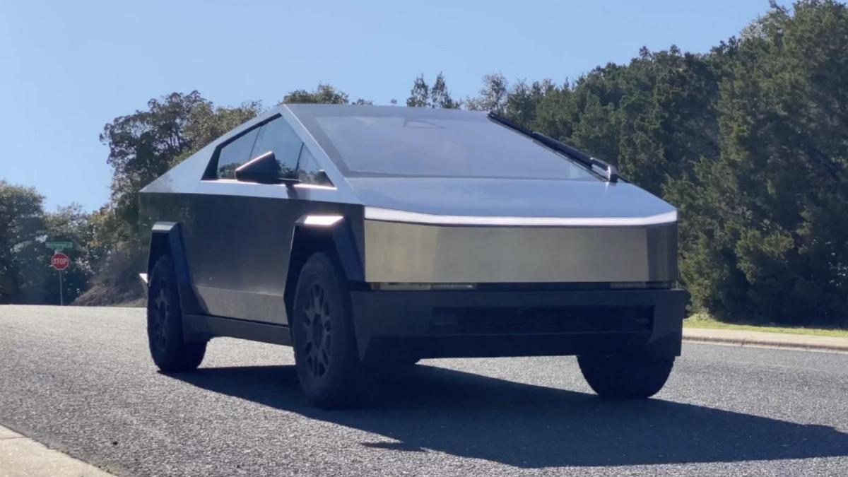 Tesla Cybertruck, la guida autonoma salva la vita a un automobilista: evitato scontro frontale notturno