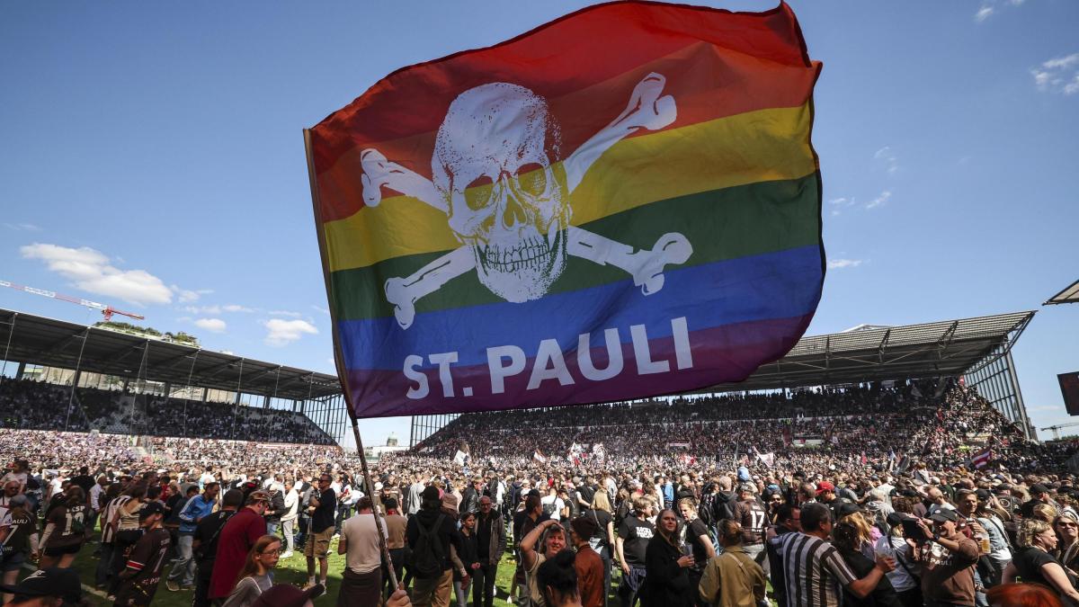 FC St. Pauli Bandiera con teschio arcobaleno, 30 x 40 cm, articolo