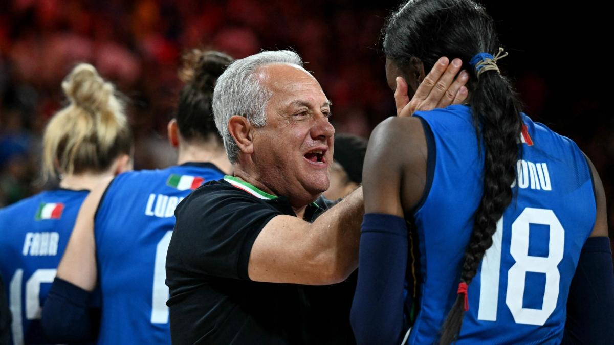 "Gli occhi della tigre", i "faretti sul soffitto", "Chi perde spiega": Velasco in 10 frasi cult