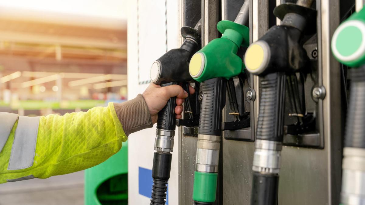 Prezzi benzina e diesel, nuovo taglio delle accise: quanto dura lo sconto