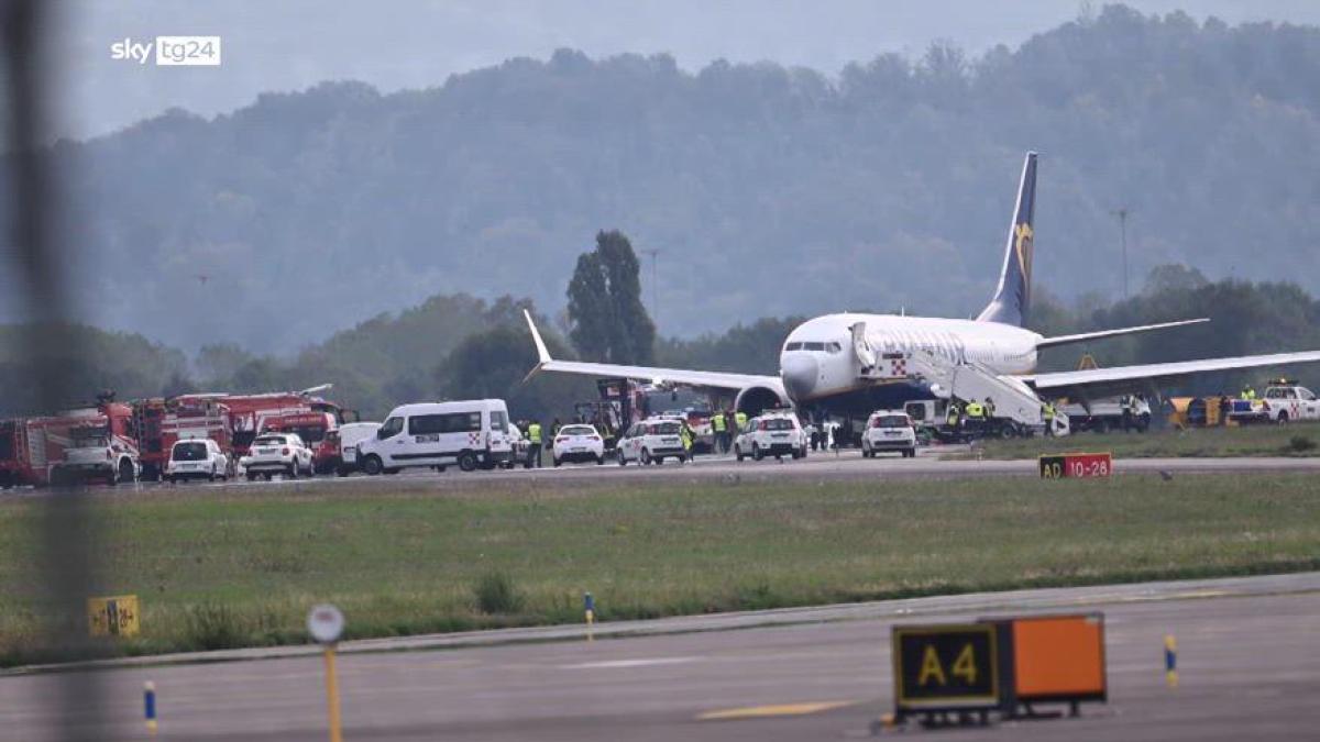 Uomo risucchiato dal motore di un aereo: tragedia a Orio al Serio Uomo risucchiato dal motore di un aereo: tragedia a Orio al Serio