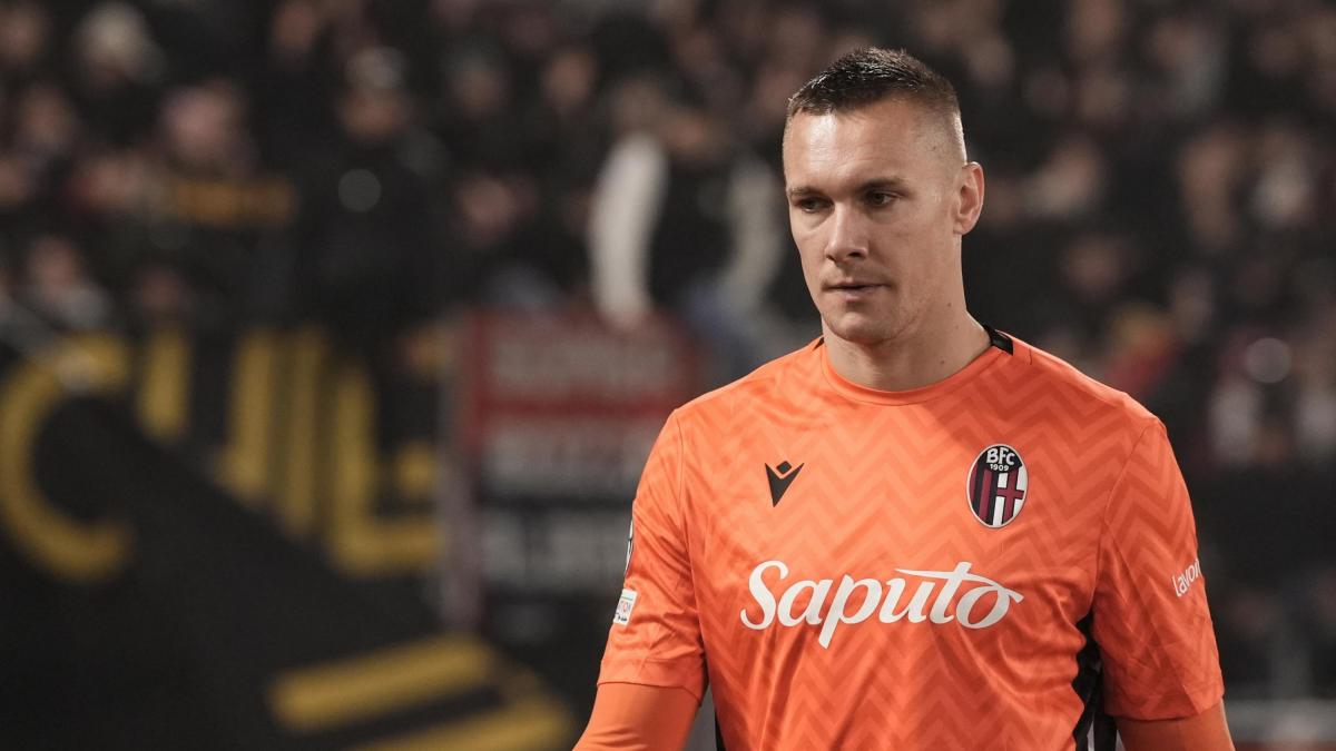 Bologna, Skorupski lascia il campo per infortunio con il Napoli