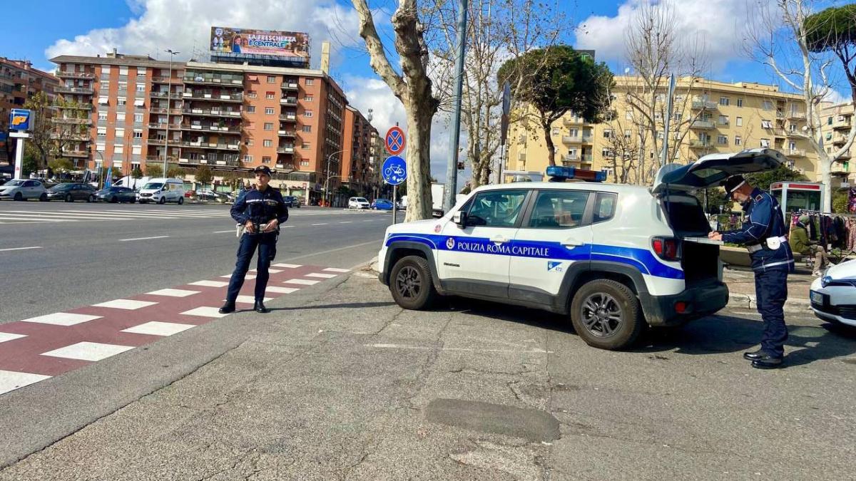 Circolava con una patente falsa intestata a un deceduto: tre denunciati per truffa