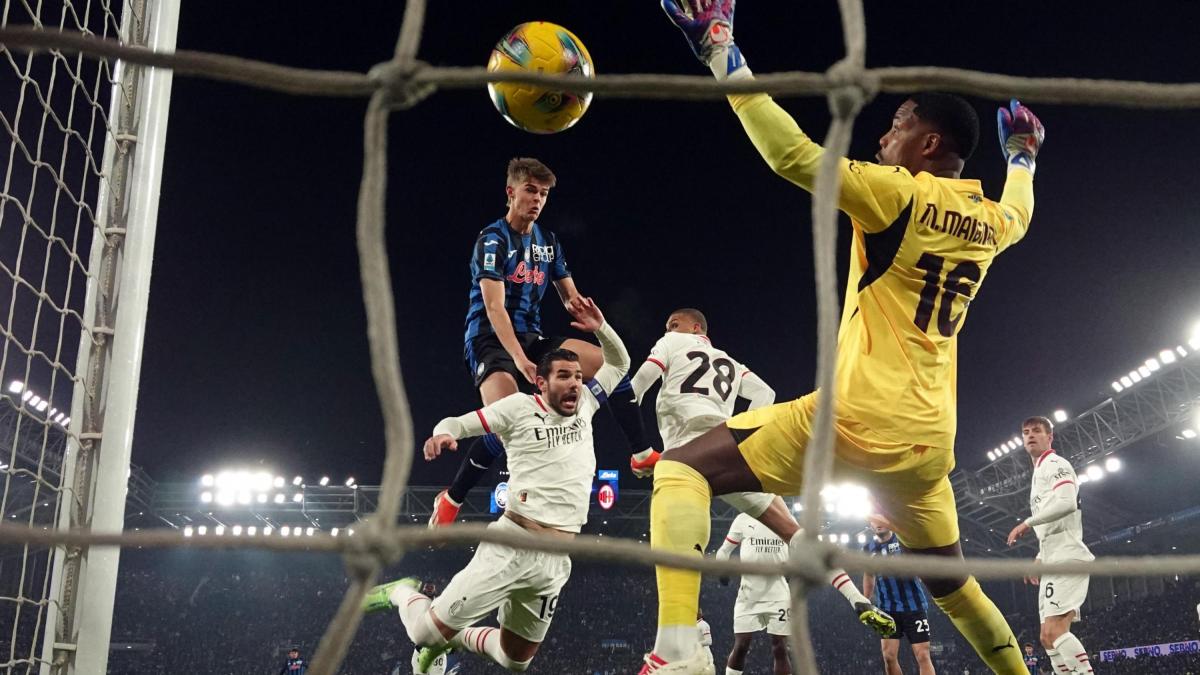 La moviola di Atalanta-Milan: De Ketelaere su Hernandez, mani sulla schiena. La spinta c’è