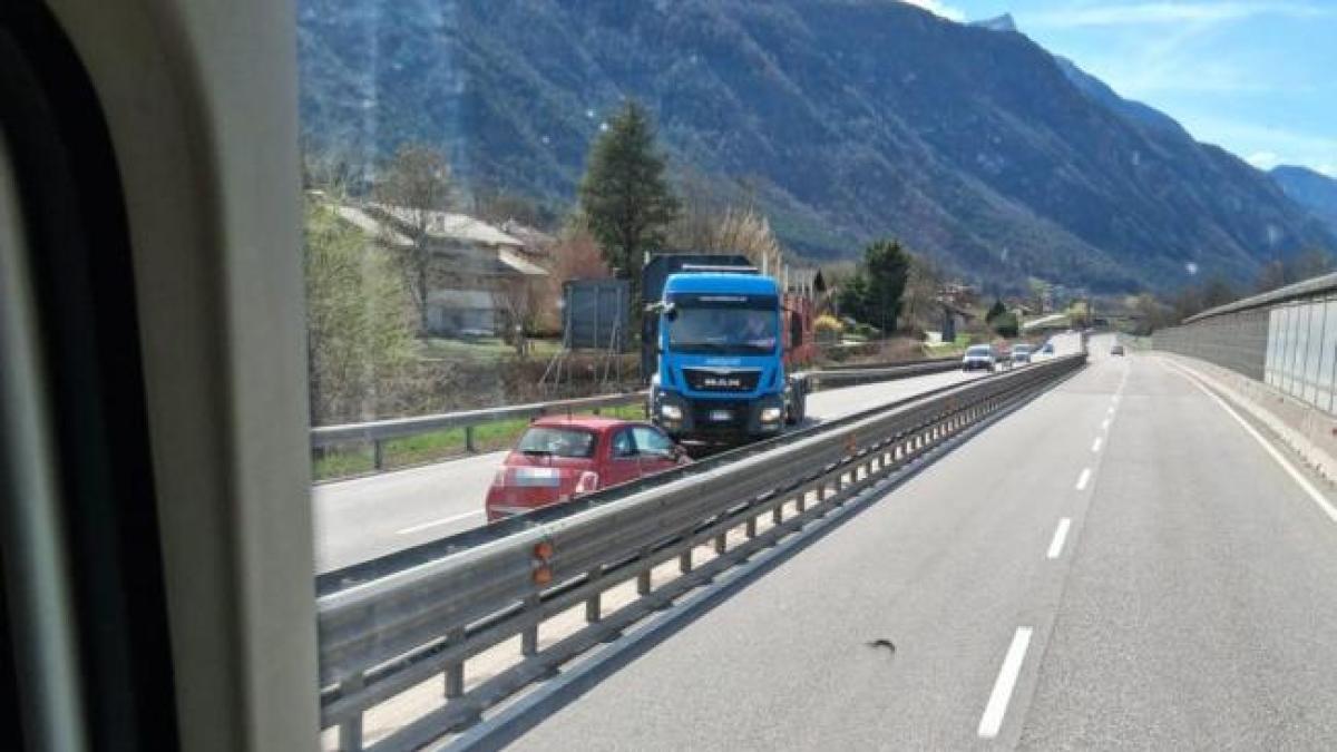 Mette il camion di traverso per bloccare auto contromano