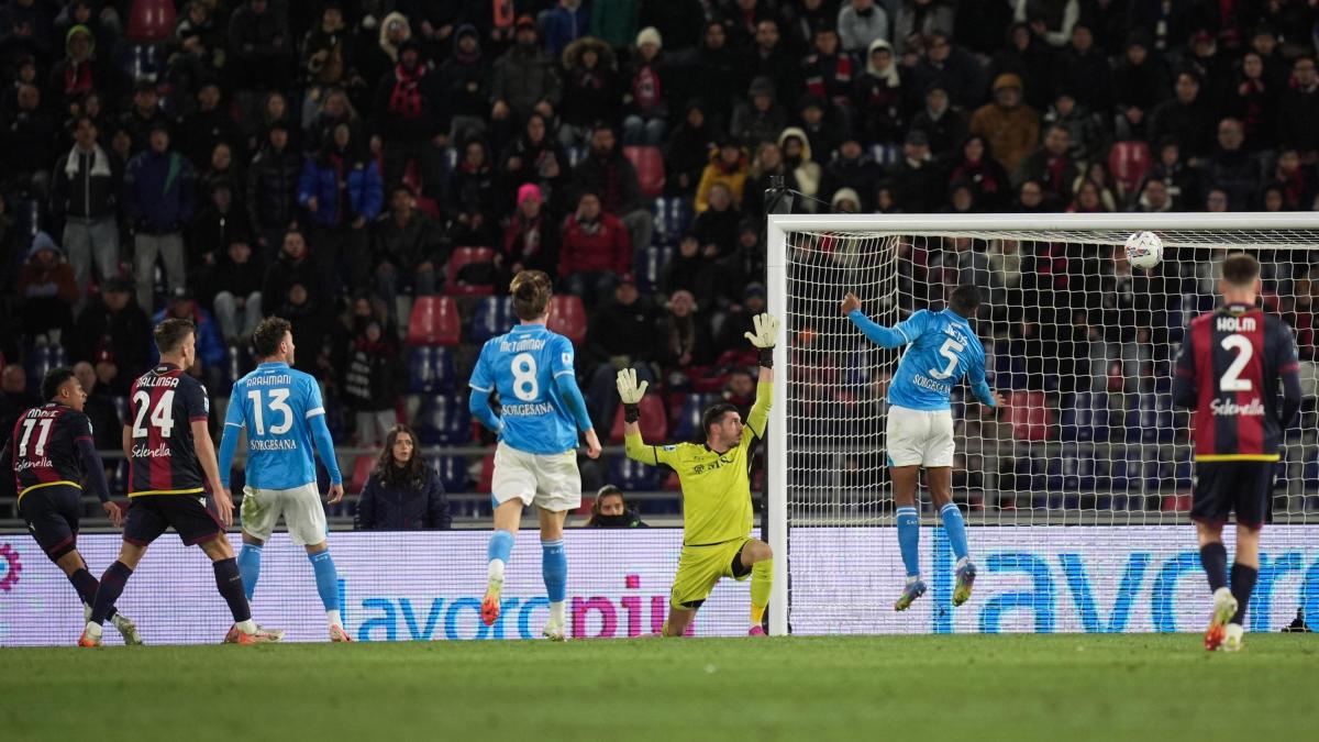 La perla di Anguissa, la magia di Ndoye: un super Bologna spaventa il Napoli. E l'Inter è a +3