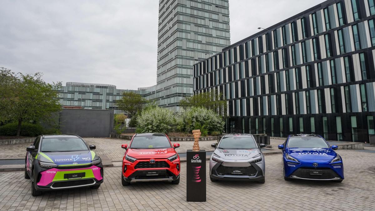 Le auto del Giro d'Italia 2025: dall'elettrica Toyota bZ4X alla Mirai a idrogeno