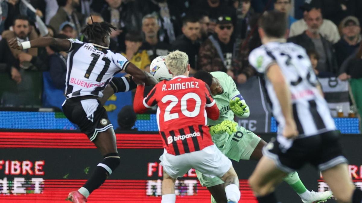 Prima i fischi e gli insulti, poi l'infortunio, infine gli applausi: Maignan, tre serate in una