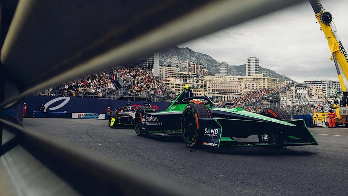 Secondo posto per la Nissan di Oliver Rowland, terza la Jaguar di Nick Cass...