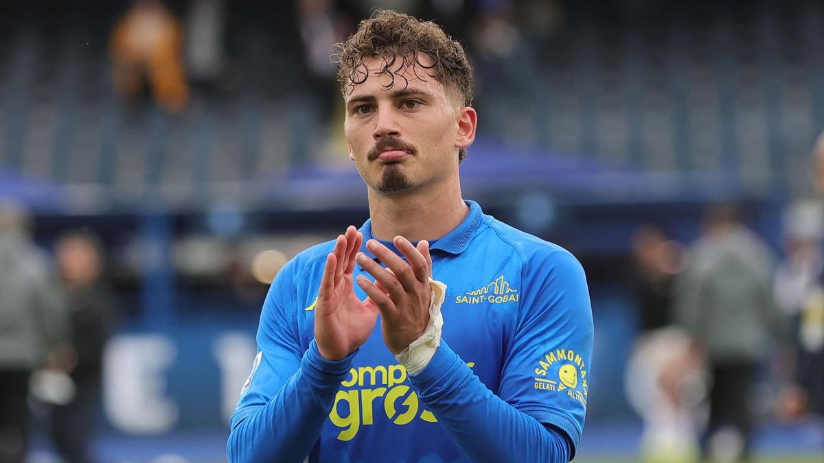 sebastiano esposito al fantacalcio quotazione e statistiche dell attaccante del cagliari