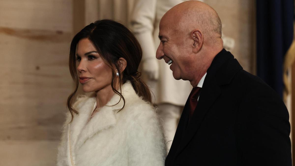 Jeff Bezos e Lauren Sánchez, il matrimonio a Venezia: più di 80 voli privati e 9 mega yacht Jeff Bezos e Lauren Sánchez, il matrimonio a Venezia: più di 80 voli privati e 9 mega yacht
