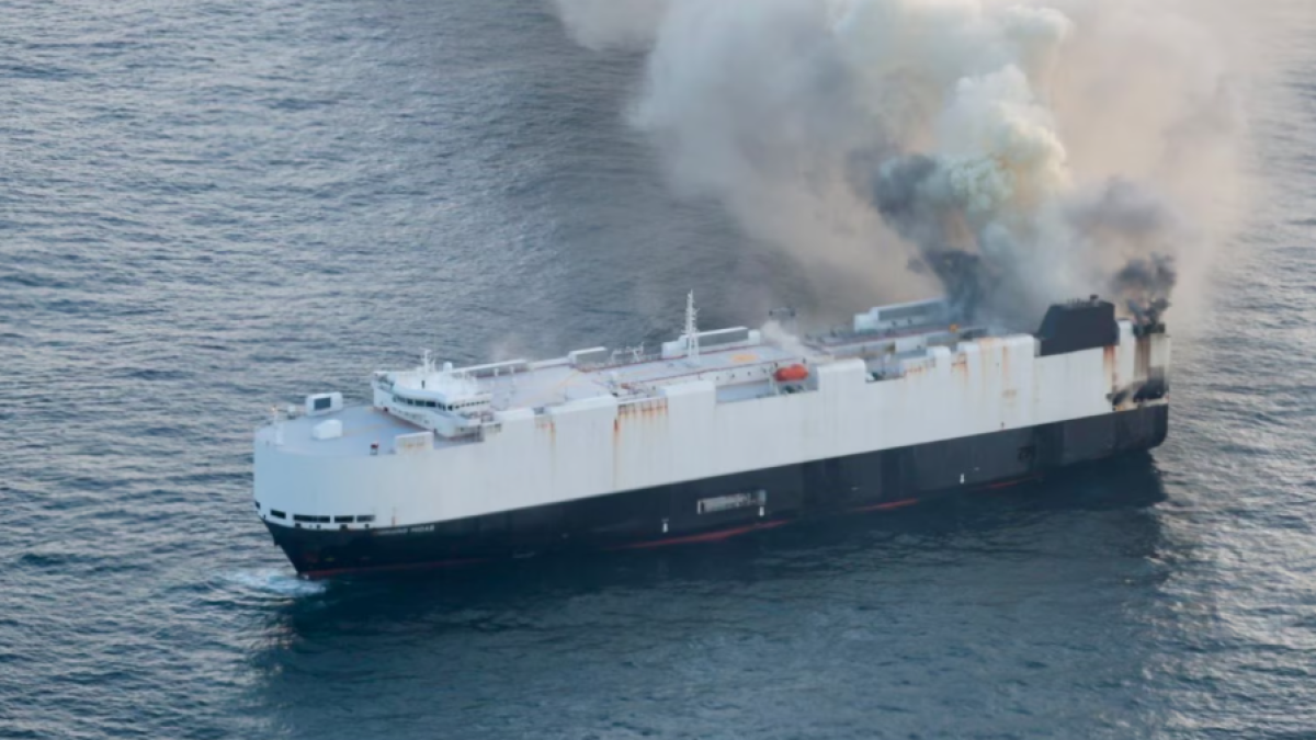 nave porta auto in fiamme con 3mila vetture a bordo
