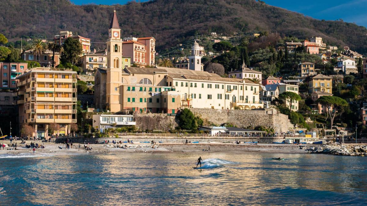 Paradisi del surf affollati: l’idea di Recco per salvaguardare surfisti e bagnanti Paradisi del surf affollati: l’idea di Recco per salvaguardare surfisti e bagnanti