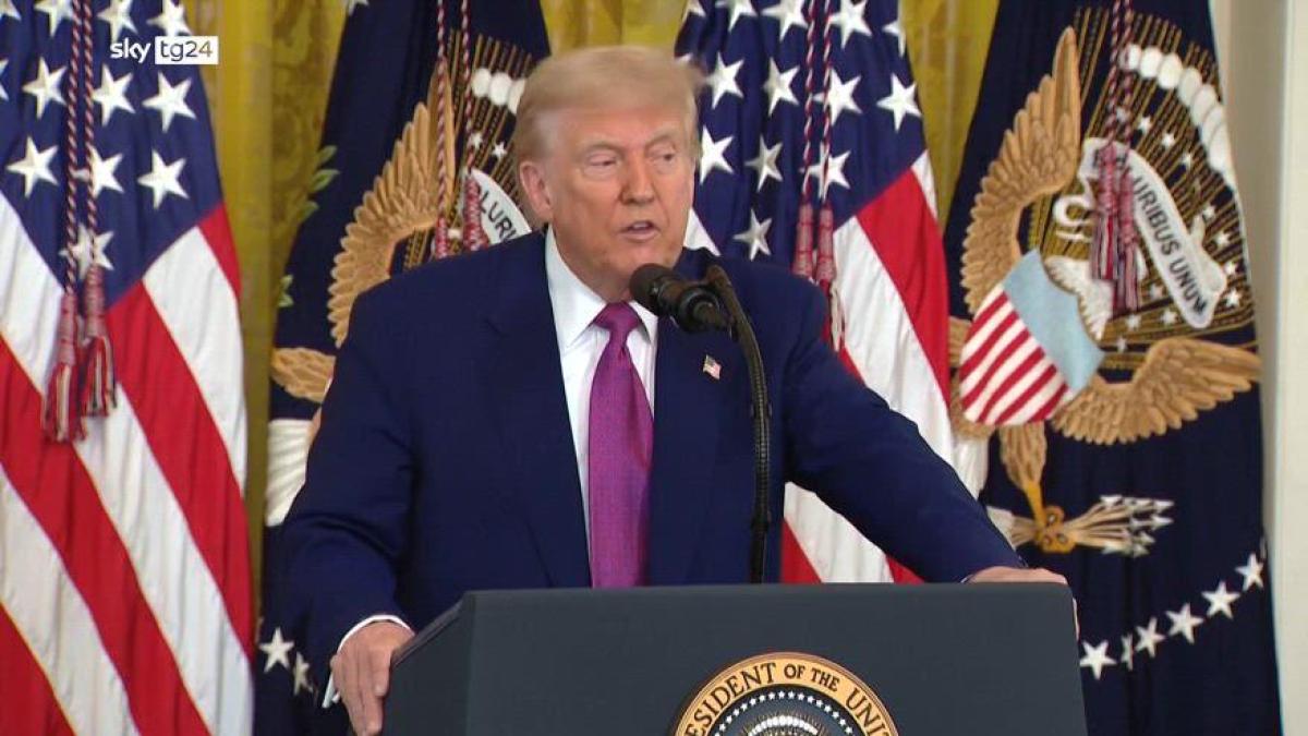 Tesla, Trump attacca Musk: "Senza sussidi dovrebbe tornare in Sudafrica" Tesla, Trump attacca Musk: "Senza sussidi dovrebbe tornare in Sudafrica"
