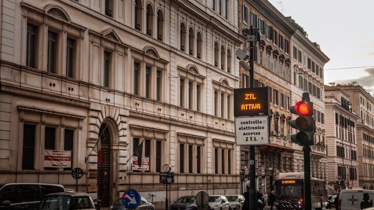 nelle ztl con un auto ibrida le regole a roma