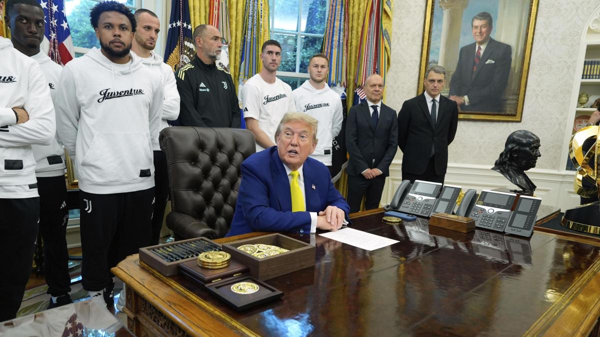la juve alla casa bianca tudor e i bianconeri ospiti di trump nello studio ovale le foto