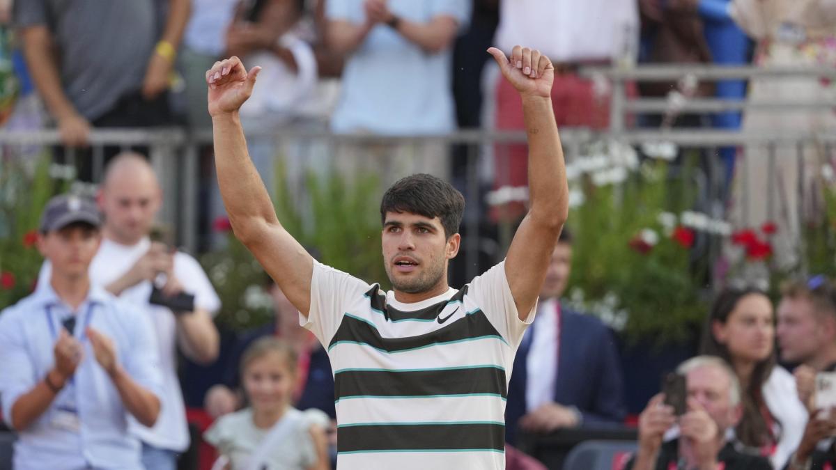 Alcaraz soffre ma vince: battaglia di 3 ore con Munar, è ai quarti al Queen’s Alcaraz soffre ma vince: battaglia di 3 ore con Munar, è ai quarti al Queen’s