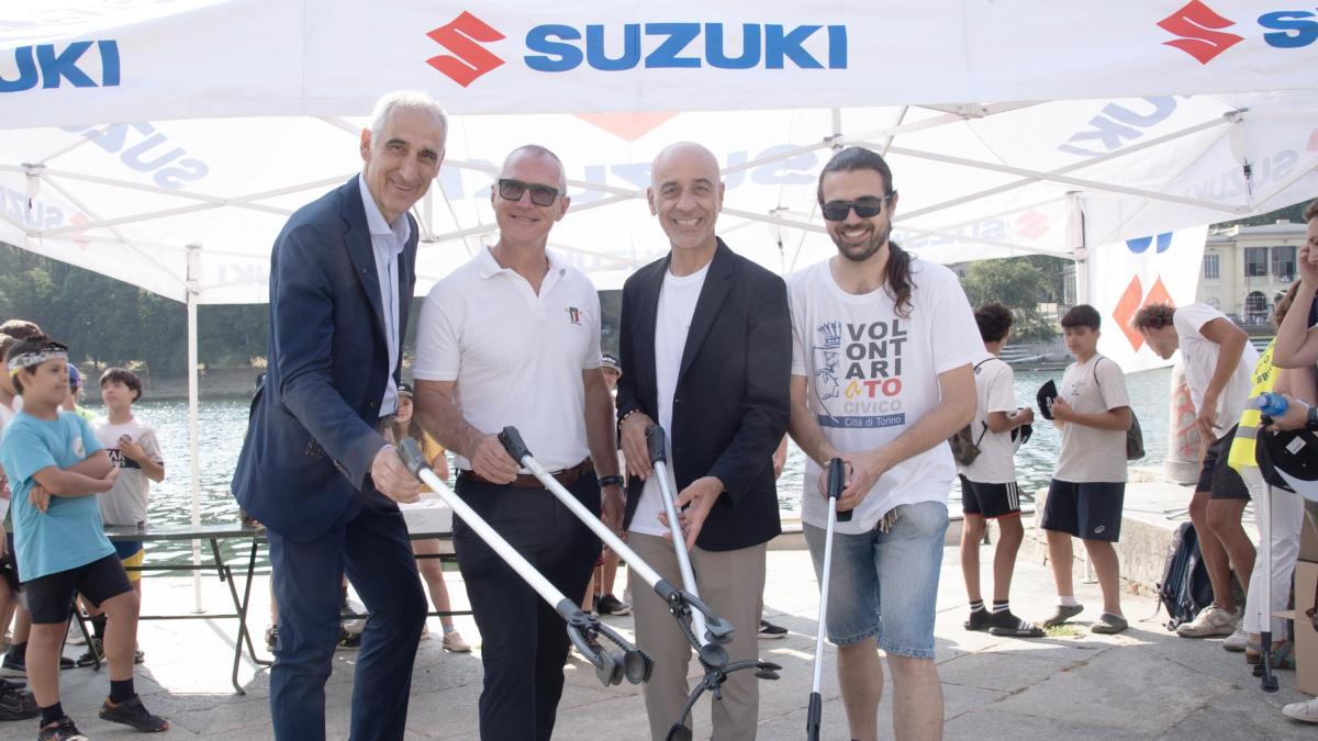 i giovani canottieri torinesi ripuliscono il po con le lance motorizzate suzuki