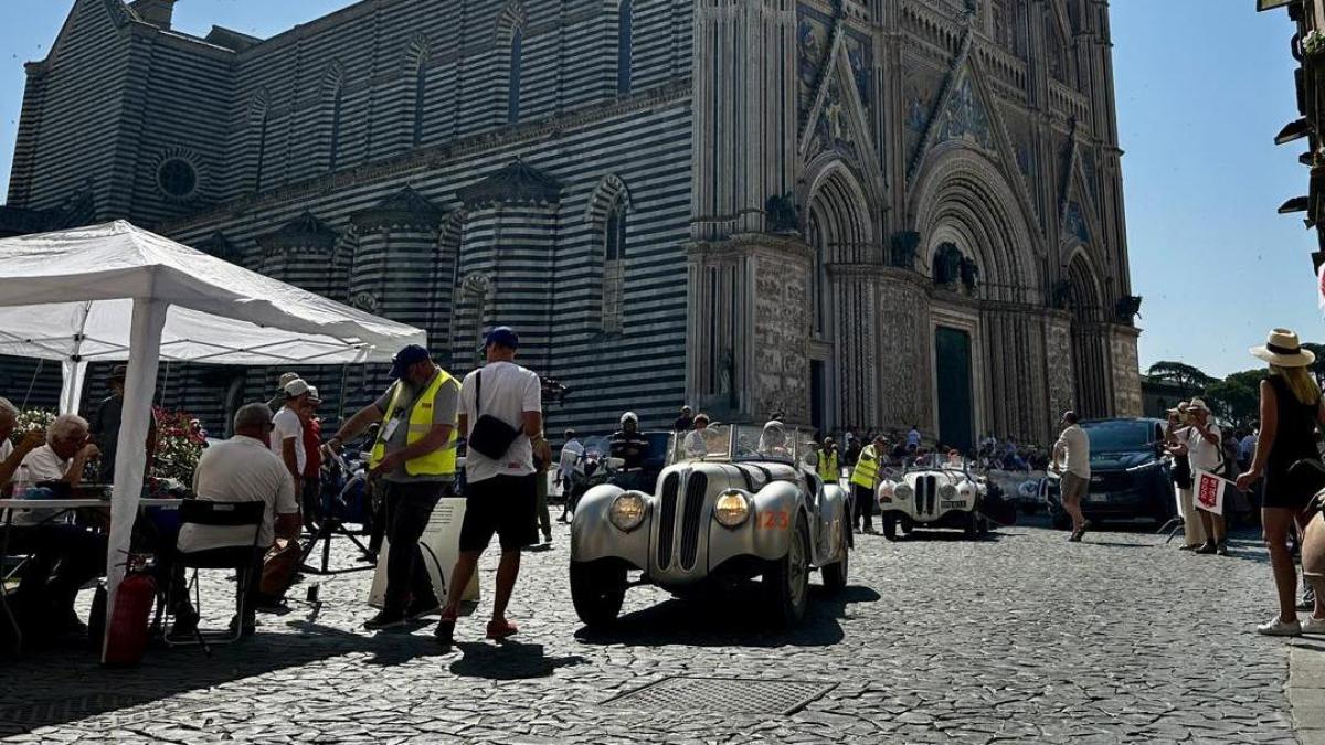 1000 miglia auto in gara prende fuoco a orvieto