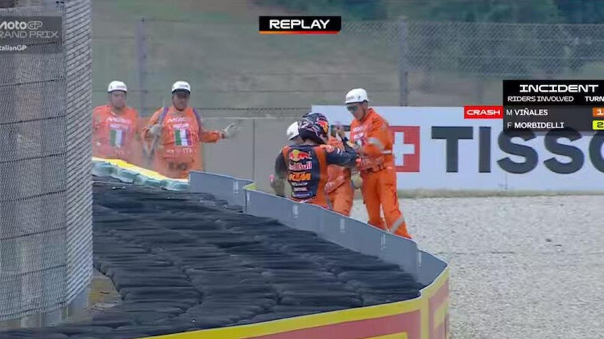 Lite a bordo pista al Mugello. Morbidelli lo butta giù, Vinales s