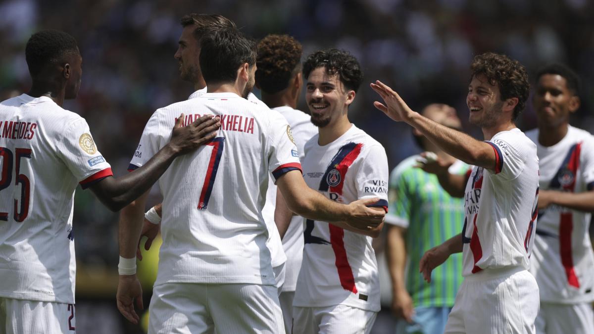 Prima Kvara, poi Hakimi: il Psg vince in casa dei Seattle Sounders e vola agli ottavi Prima Kvara, poi Hakimi: il Psg vince in casa dei Seattle Sounders e vola agli ottavi