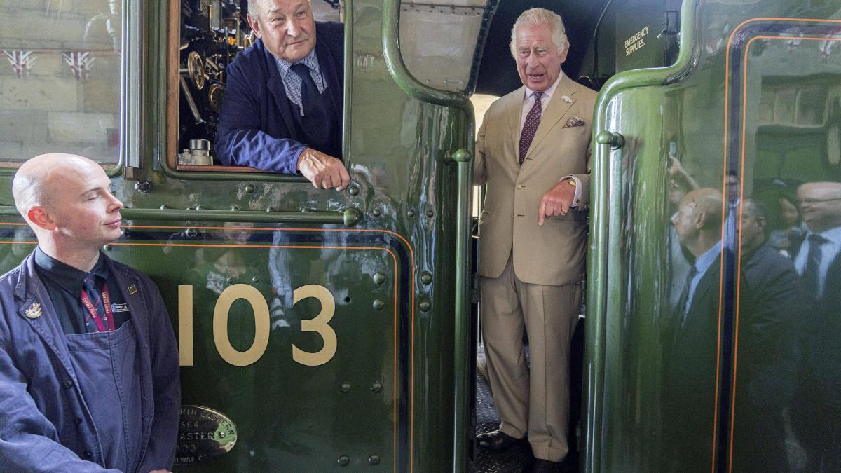 treno troppo caro re carlo iii sceglie l elicottero per i viaggi