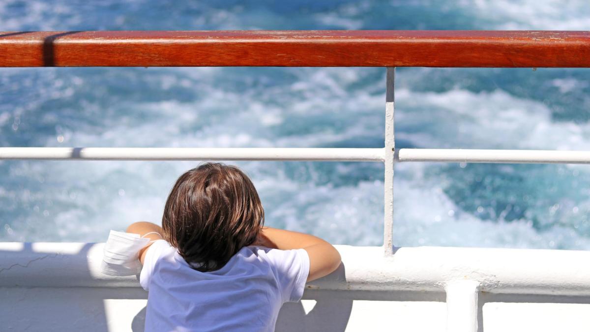 Usa, bimba precipita dal ponte di una nave da crociera: il padre si tuffa e la mette in salvo