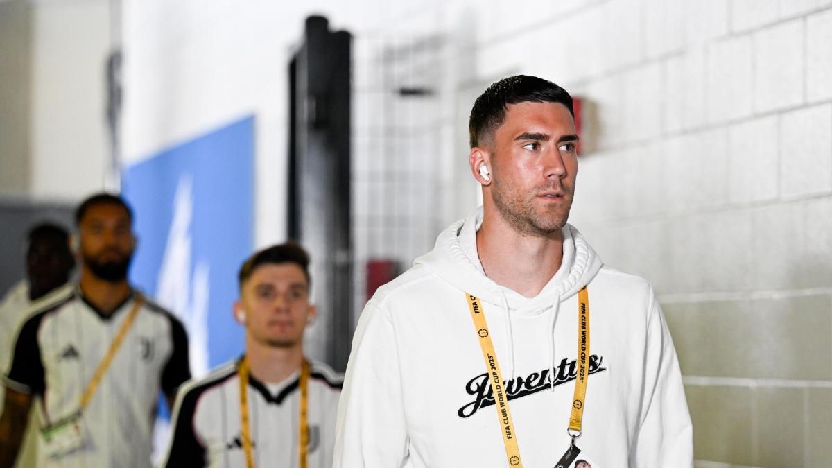 Juve Vlahovic, è braccio di ferro: Dusan pronto anche a stare un anno fuori rosa. Comolli prova a mediare