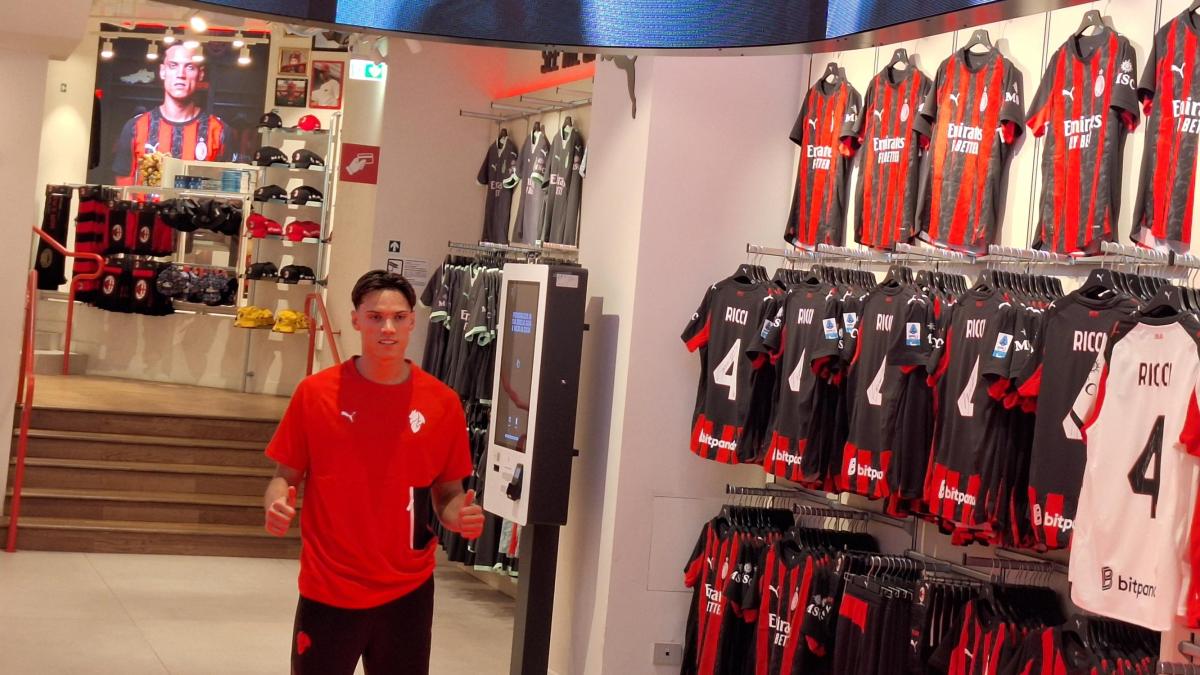 Milan, Ricci incontra i tifosi allo store: "Portaci lo scudetto" Milan, Ricci incontra i tifosi allo store: "Portaci lo scudetto"