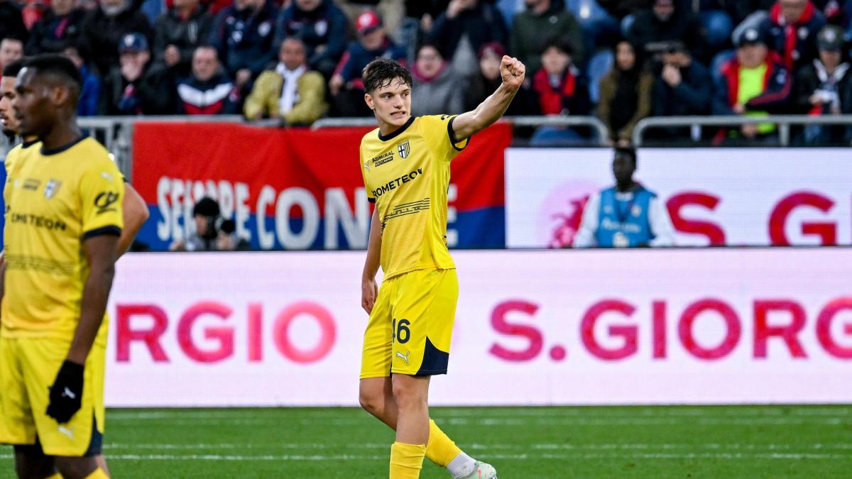 Deciso e sicuro: alla prima del Parma per vedere giocare Leoni. Per niente turbato dal mercato Deciso e sicuro: alla prima del Parma per vedere giocare Leoni. Per niente turbato dal mercato