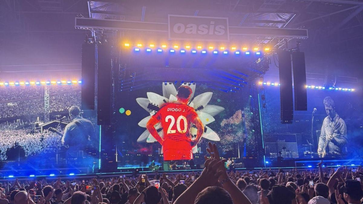 Oasis, omaggio a Diogo Jota nel giorno della reunion. Ad Anfield fiori e commozione Oasis, omaggio a Diogo Jota nel giorno della reunion. Ad Anfield fiori e commozione
