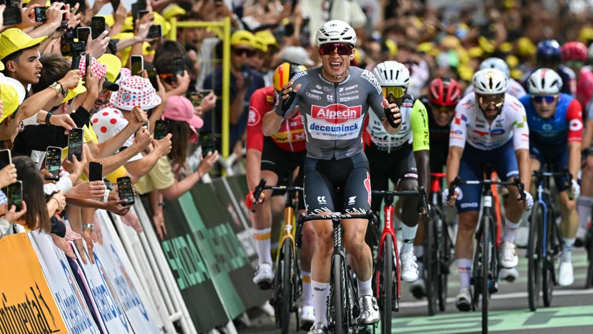 Tour, zampata di Philipsen nella prima tappa di Lilla: "La maglia gialla era un sogno..." Tour, zampata di Philipsen nella prima tappa di Lilla: "La maglia gialla era un sogno..."
