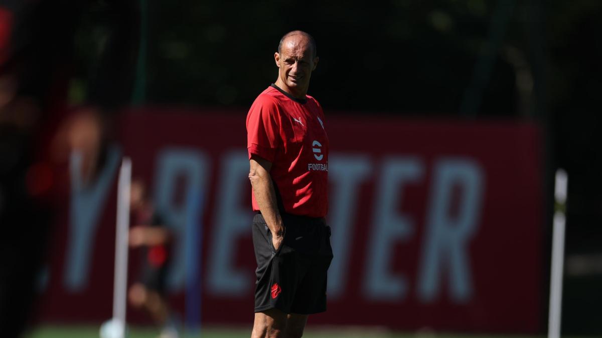 Milan, Allegri si presenta: "Rosa ottima, primo obiettivo la Champions. Vlahovic? Ragazzo splendido..." Milan, Allegri si presenta: "Rosa ottima, primo obiettivo la Champions. Vlahovic? Ragazzo splendido..."