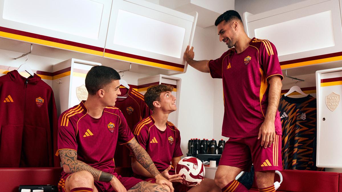 Roma, ecco la nuova maglia: torna il giallo e il rosso dei primi anni 90 Roma, ecco la nuova maglia: torna il giallo e il rosso dei primi anni 90