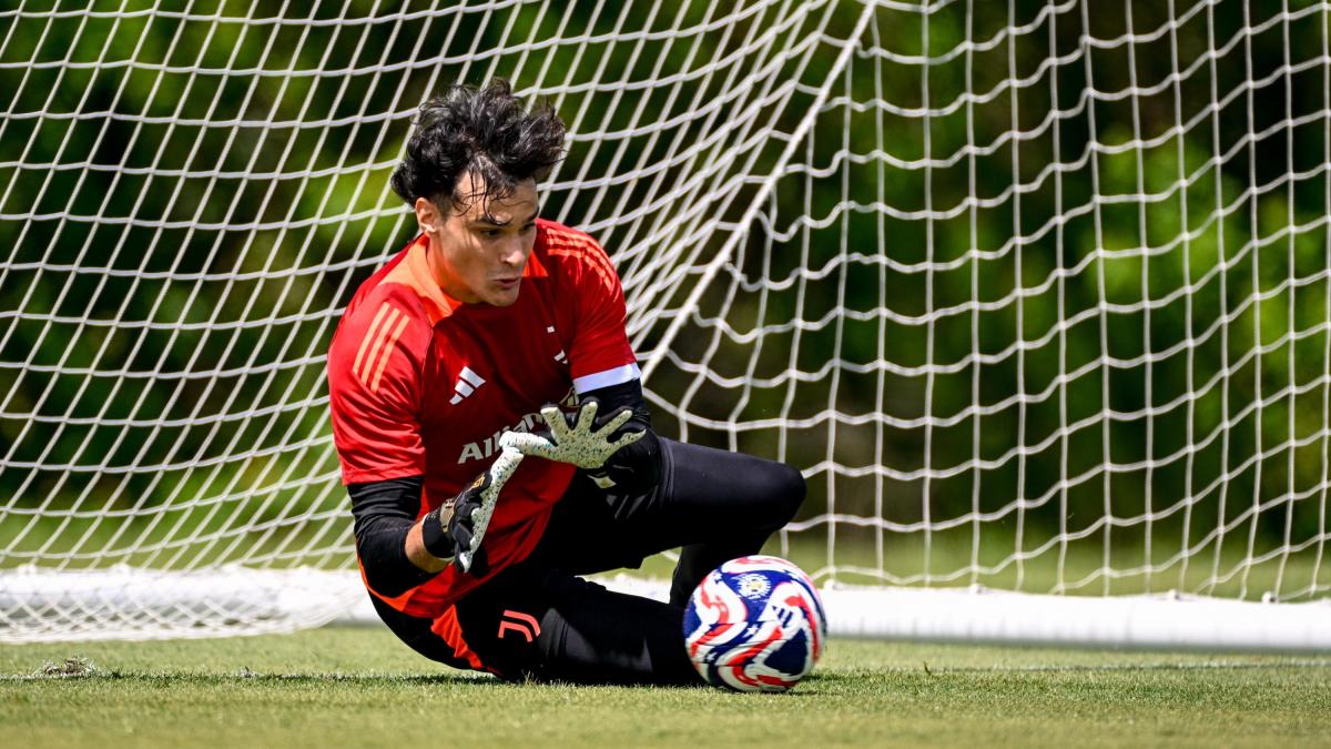 Garofani, portiere e cantautore: dopo il Mondiale per club con la Juve esce il suo primo singolo Garofani, portiere e cantautore: dopo il Mondiale per club con la Juve esce il suo primo singolo